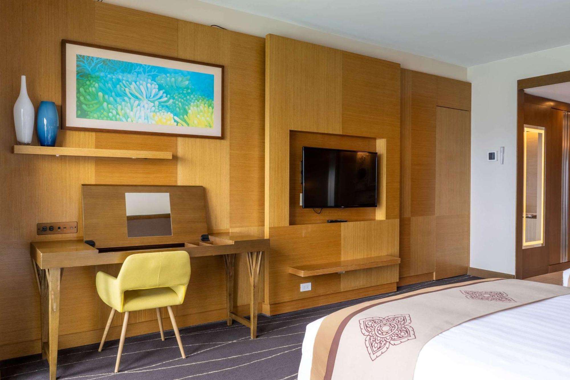Dusit Thani Guam Resort Tumon Exterior photo